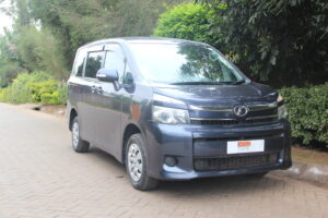 TOYOTA VOXY.