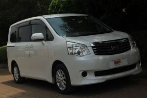 TOYOTA NOAH.